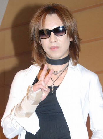 Yoshiki 腱鞘炎がすごい 右手首にサポーターで会見 Oricon News