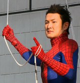 �y����z���������A�X�p�C�_�[�}���p�Ō��̎U�����Ă��� 