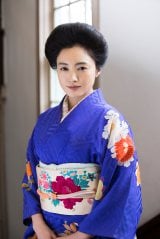 連続テレビ小説『花子とアン』で仲間由紀恵が演じる葉山蓮子の髪型は“束髪（そくはつ）”と呼ぶそうです（C）NHK 