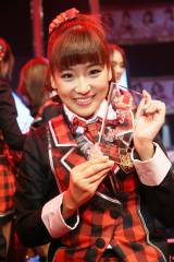 JKT48初の総選挙で3位のトロフィーを手にし笑顔を見せる仲川遥香（C）JKT48 project 