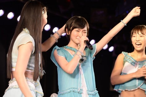 AKB48劇場初公演でファンから声援を送られ思わず涙する生駒里奈（左は倉持明日香、右は高城亜樹）（C）AKS 