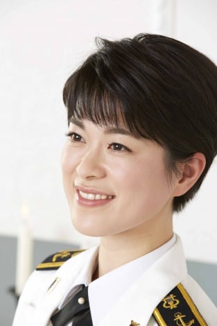 画像 写真 海上自衛官 初の写真集発売 歌姫 三宅由佳莉も紹介 5枚目 Oricon News