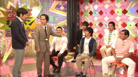 突然現れたディレクターに固い演出を強要され、とまどう芸人たち。5月8日放送、NHK『LIFE！』で披露されるコント「NHKなんで」のワンシーン（C）NHK 