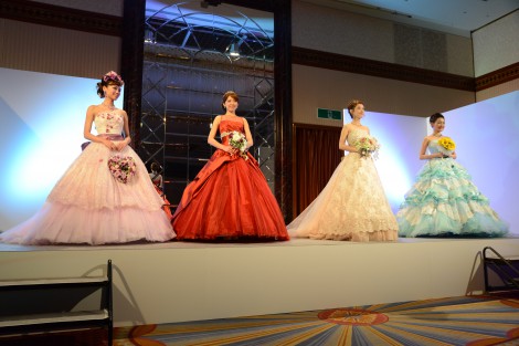 イベントではウエディングドレスのファッションショーも行われた 