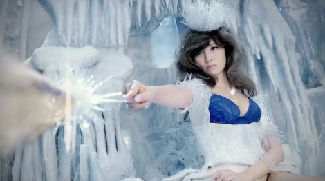 サムネイル クールに氷の女王を演じるAKB48・小嶋陽菜／「PEACH JOHN」プロモーション動画 