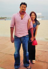 神戸の須磨海岸にデートで訪れた際のマック鈴木と小原正子のツーショット写真（2013年夏に撮影） 