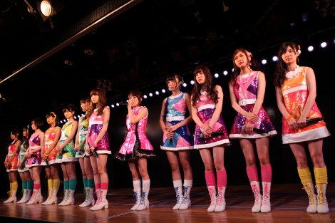 チームAの15人が並ぶ 川栄李奈と入山杏奈は療養中のため休演=AKB48劇場 (C)AKS 