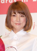 hitomi�AW�I���f�^�j���Ɋ��� 3�x�ڂ̌����Ɍ��ӒԂ� 