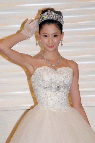 “花嫁姿がみたいモデルNo.1”に選ばれ、ウエディングドレス姿を初披露した河北麻衣子　（C）ORICON NewS inc. 
