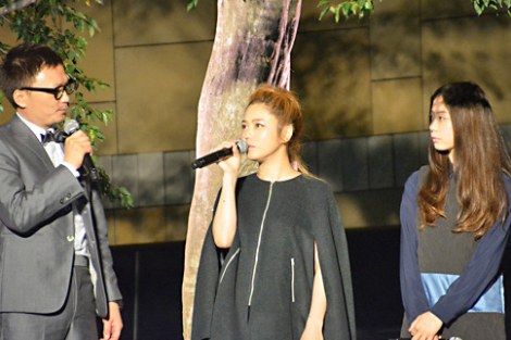新ブランド「KOE」発表会で、初の母娘共演を果たしたChara（中央）とSUMIRE（右）　（C）oricon ME inc. 