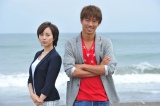 『GTO』で新ヒロインを務める比嘉愛未(左)と主演のAKIRA(右) (C)関西テレビ 