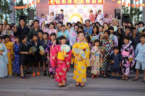 「日本一高いあべのハルカス盆踊り」に参加したすたーふらわーと約200人の地元住民　（C）oricon ME inc. 