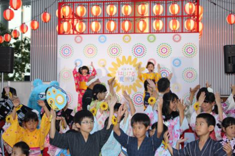 「日本一高いあべのハルカス盆踊り」に参加したすたーふらわーと約200人の地元住民　（C）oricon ME inc. 