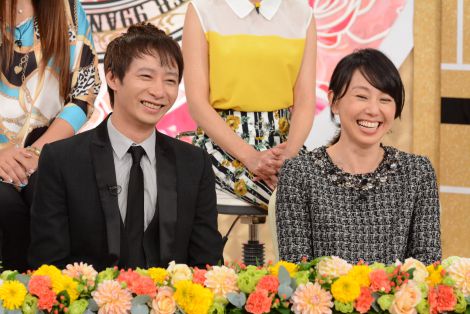 『解決！ナイナイアンサー』で再婚を発表したいしだ壱成（左）と義母の東尾理子（右）　（C）日本テレビ 