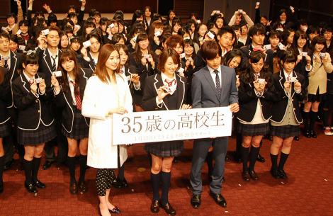 画像 写真 米倉涼子 女子高生役も 歳の差 痛感 現場の溶けこみ具合は 微妙です 3枚目 Oricon News
