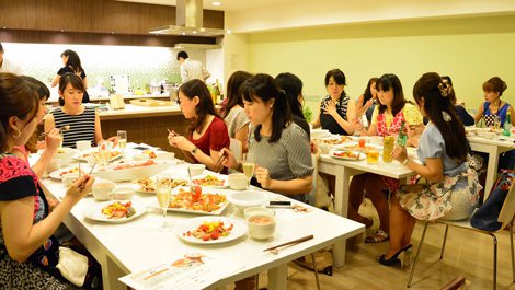 川村ひかるの発酵食品を使った女性限定の料理イベント　試食の様子　（C）oricon ME inc. 