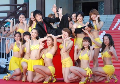 画像 写真 小栗旬 ビキニ美女を引き連れ 大放水 ファン300人興奮 10枚目 Oricon News