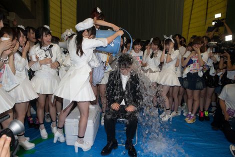 チャリティー活動『アイス・バケツ・チャレンジ』に参加し、氷水を頭からかぶった秋元康氏 