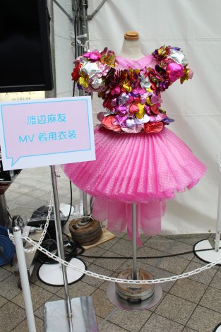 画像 写真 渋谷にakbプラカード隊登場 まゆゆmv衣装展示も 5枚目 Oricon News