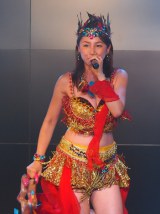 吉川友がサンバ衣装でド派手にライブ。「来年は浅草サンバカーニバルに