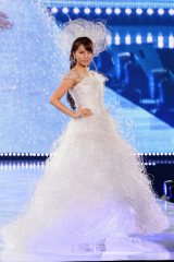 『神戸コレクション2014 AUTUMN／WINTER』でウェディングドレス姿を披露した加藤夏希 