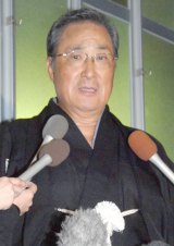 �k�̕x�m���A�����E���Ղ���Â� ��������̐l�C�́u���h���̉��j�v 