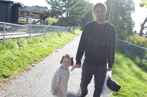 娘との散歩の様子をブログで紹介した今井洋介 
