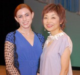クミコ（右）のコンサートに出演した米女優ハンナ・グレース（左）　（C）ORICON NewS inc. 