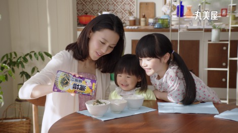 丸美屋『家族のお茶漬け』シリーズ新CMに出演する(左から)木村佳乃、古川凛ちゃん、豊嶋花ちゃん 
