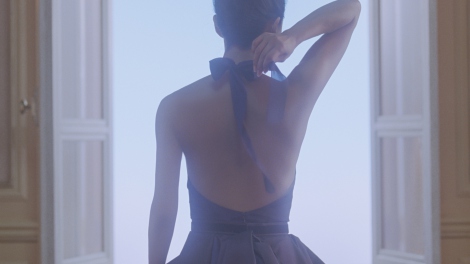 おもむろにドレスの肩ひもをほどく…＝美容食品ブランド『ザ・コラーゲン』新CMに出演する後藤久美子 