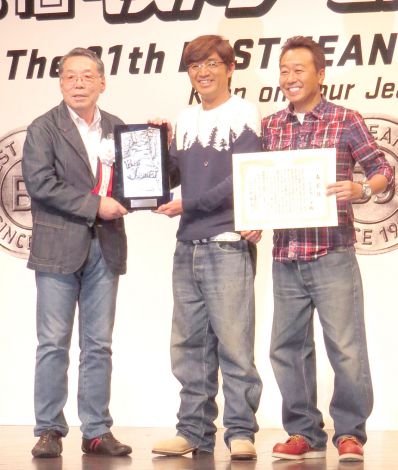 『ベストジーニスト2014』を受賞したさまぁ〜ず（中央から左に）大竹一樹、三村マサカズ　（C）ORICON NewS inc. 