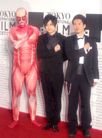 東京国際映画祭 巨人が襲来 写真撮影で 心臓を捧げよ ポーズ Oricon News