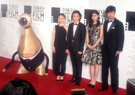 画像 写真 東京国際映画祭 巨人が襲来 写真撮影で 心臓を捧げよ ポーズ 2枚目 Oricon News