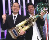 新装された『NHK新人お笑い大賞』の頂点に立ったアイロンヘッドの毛利雅俊（左）と辻井亮平 