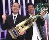 新装された『NHK新人お笑い大賞』の頂点に立ったアイロンヘッドの毛利雅俊（左）と辻井亮平 