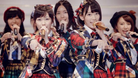 【MVカット】AKB48の38thシングル『希望的リフレイン』でWセンターを務める（左から）渡辺麻友、宮脇咲良 