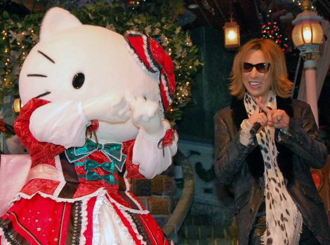 YOSHIKI、年齢は「Xです」 ハロキティとXポーズ披露 | ORICON NEWS