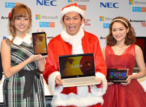 『NEC×Lenovoデジタルクリスマスイベント』に出席した(左から)菊地亜美、岡田圭右、chay (C)ORICON NewS inc. 