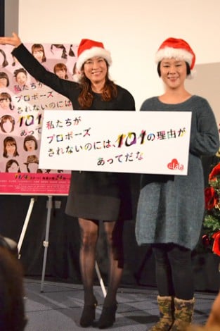 『わたプロ』クリスマス会に参加した（左から）鈴木砂羽、ジェーン・スー （C）oricon ME inc. 
