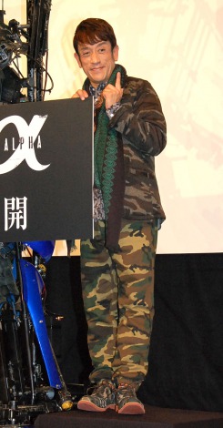 クリス松村 久々の長ズボン姿 初の迷彩服に 男性の気分 Oricon News