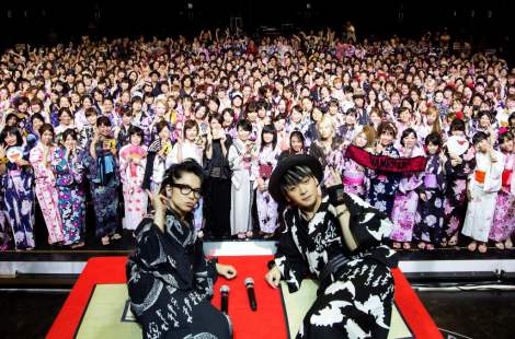 Vamps 海外ツアー 初ベスト発表 Hydeとk A Zの浴衣姿に かわい Oricon News