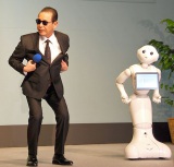 �^�����A���N�̕��܂ˁu�R���h���̒��n�v�����{�b�g�ɓ`�� 