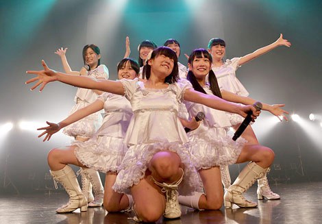 人気上昇中の福岡発正統派アイドル・I'S9。全国ツアーでは生バンド演奏