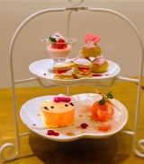 �����E�n���[�L�e�B�J�t�F�ɏt����X�C�[�c 