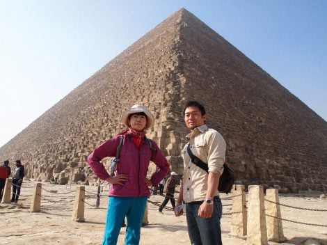 『世界ふしぎ発見！』が番組史上初のピラミッド登頂に成功（左から）ミステリーハンターの竹内海南江、河江肖剰氏（C）TBS 