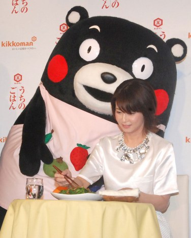 画像 写真 森高千里 くまモンの手料理にご満悦 エプロン姿も かわいい 2枚目 Oricon News
