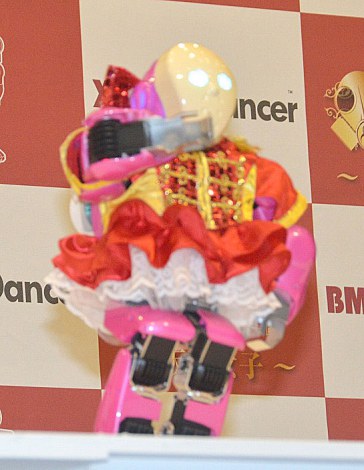 BMX robot JapanV샍{bgLҔ\ɓoꂵG^[eCg{bgwXrobotDancerx (C)ORICON NewS inc. 