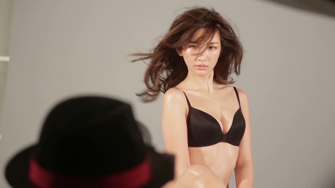 黒のランジェリーで美バストを披露する紗栄子／「PEACH JOHN」新CMの裏側を公開 