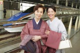 （写真左から）野際陽子、羽田美智子　金沢駅の北陸新幹線下りホームで （C）フジテレビ 