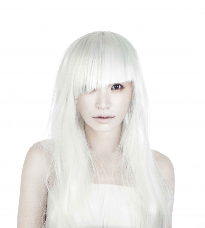 Superfly志帆 真っ白な人間キャンバスに いろんな色に染まる Oricon News